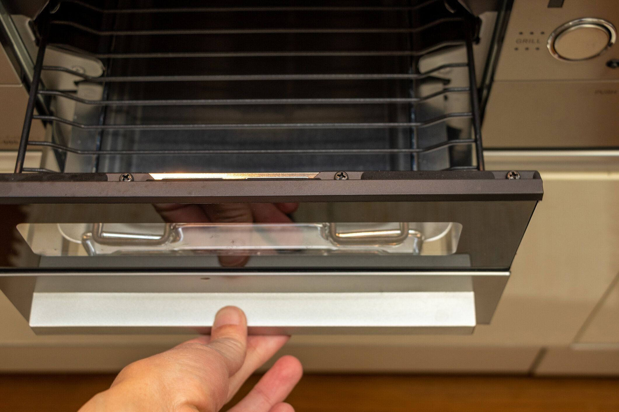 グリルドアを開けてグリッドアイアンを引き出す