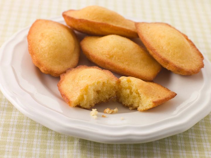 管理栄養士監修 賞味期限切れの マドレーヌ はでいつまで食べられる 傷んだときの特徴や保存方法を解説 サンキュ 管理栄養士監修 賞味期限切れの マドレーヌ はでいつまで食べられる 傷んだときの特徴や保存方法を解説 サンキュ