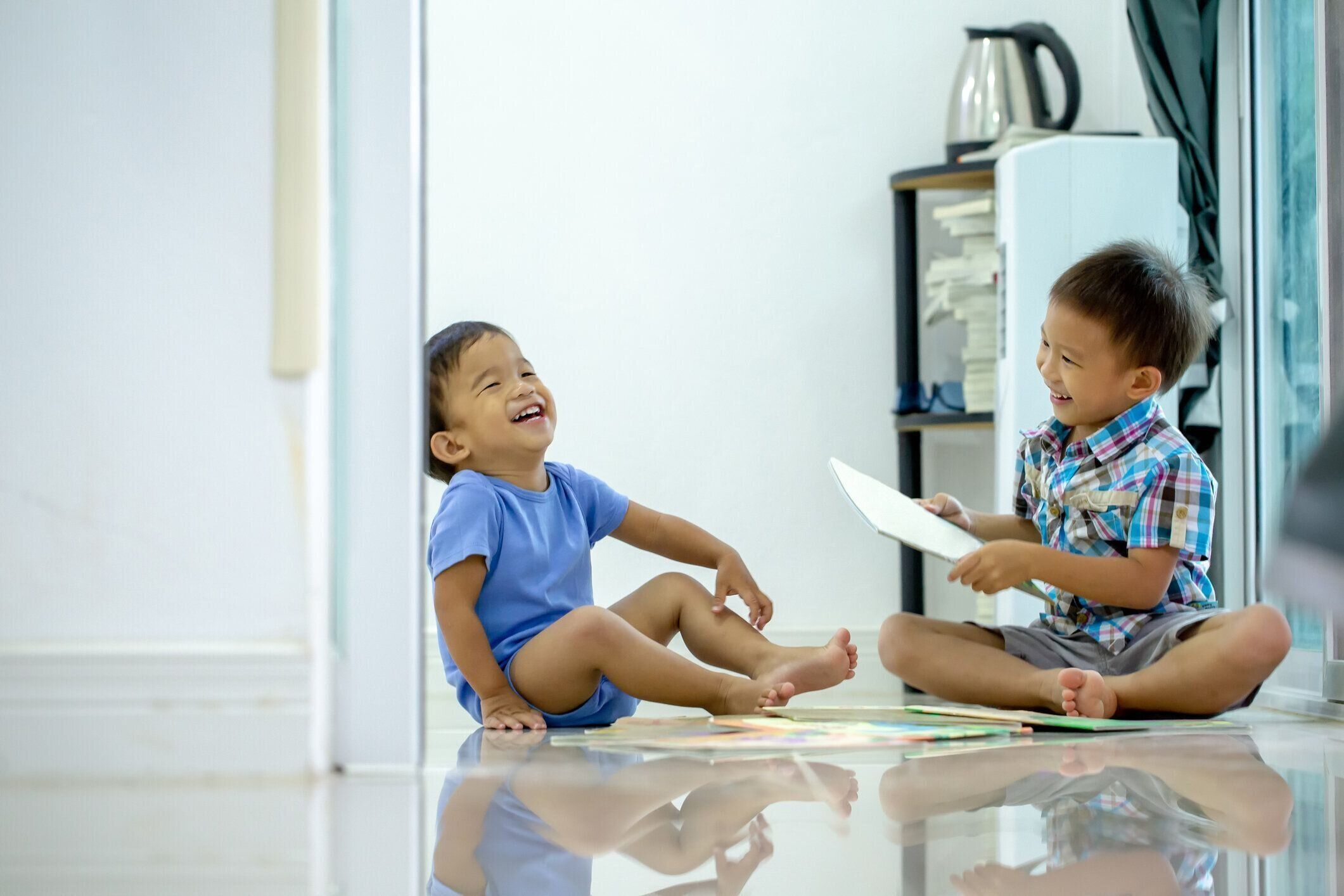 二人のアジア人の兄弟が楽しそうに笑った。