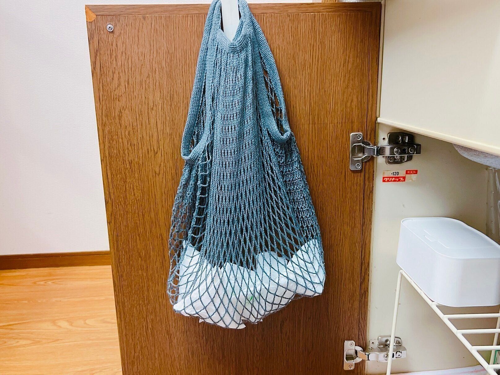 1．キッチンや洗面台の扉の裏