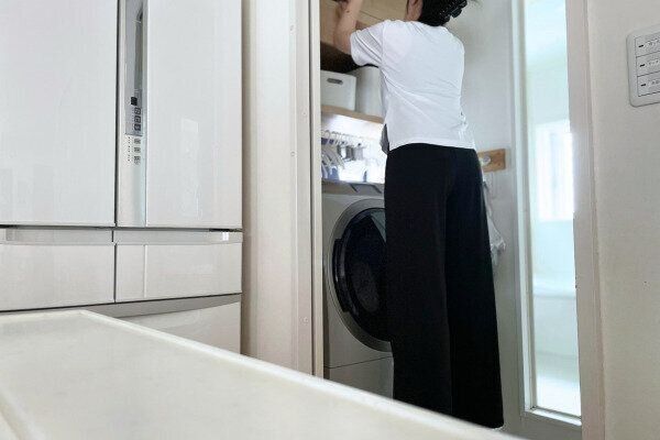 収納に悩む人の後ろ姿