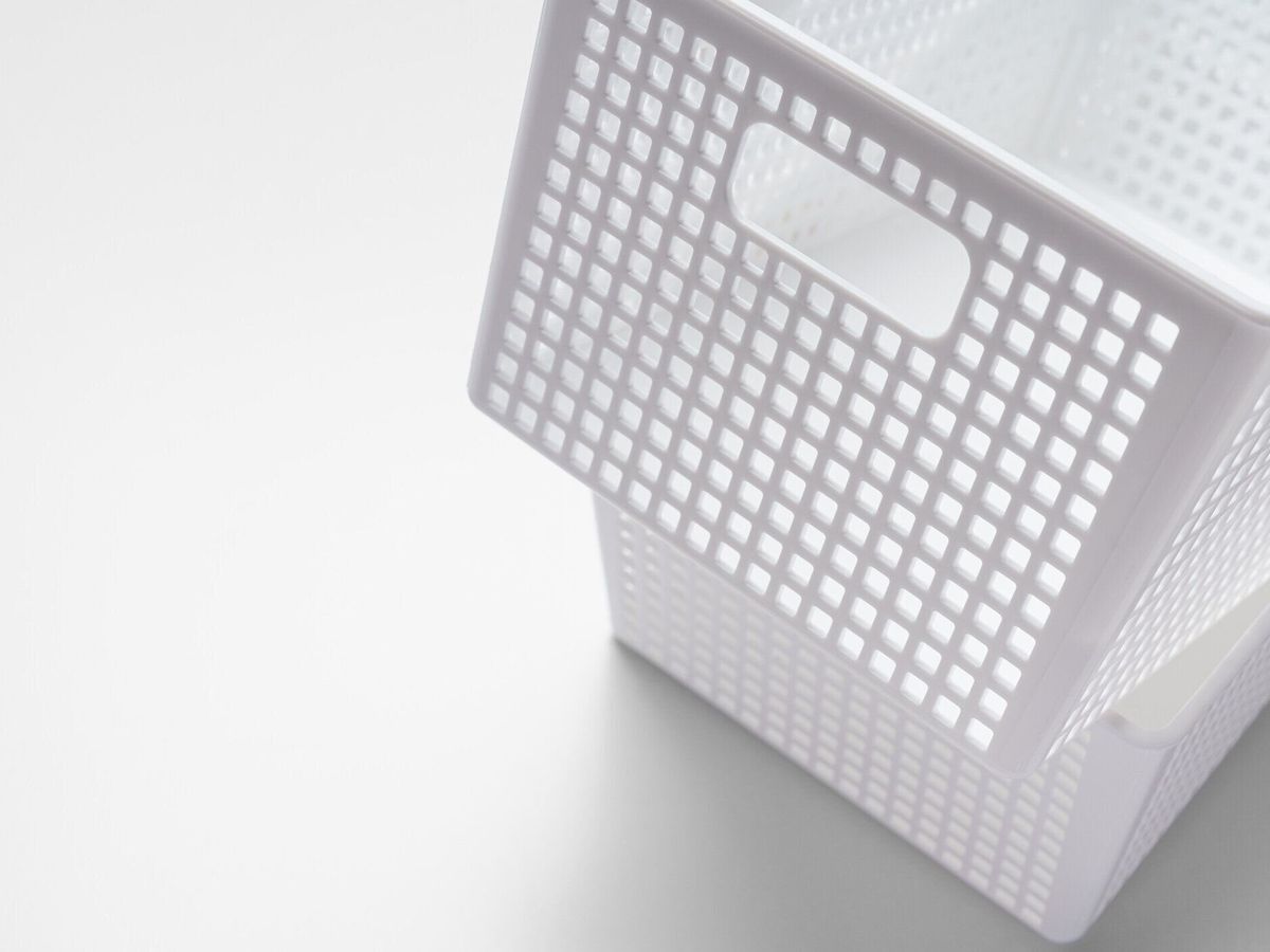 白い背景のプラスチック製の収納ケース