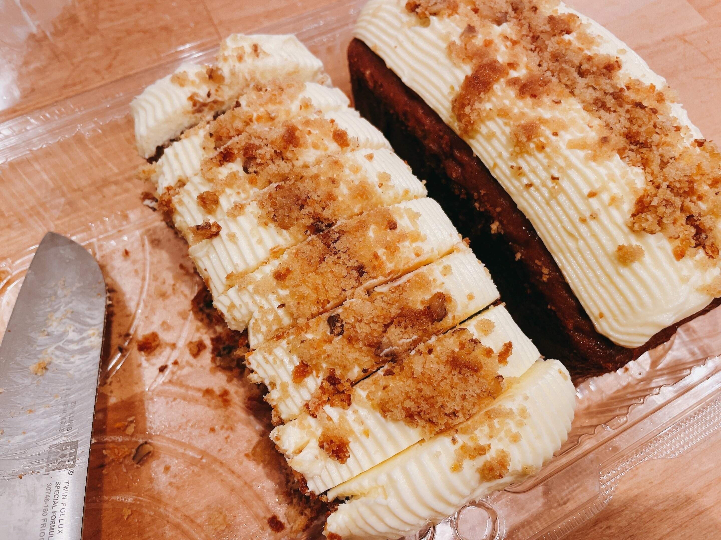 カットしたパウンドケーキ