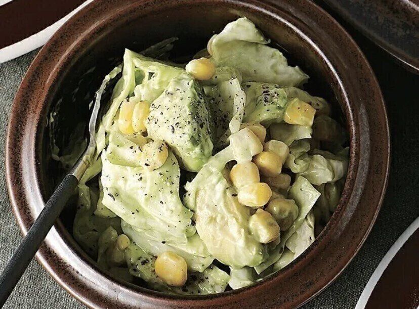 コーンとさっぱりマヨネーズ味！キャベツのアボカドコールスロー