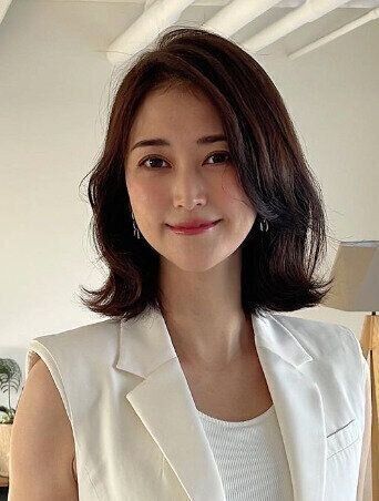 エラ張りをカバーする！前髪長めのミディアムボブ