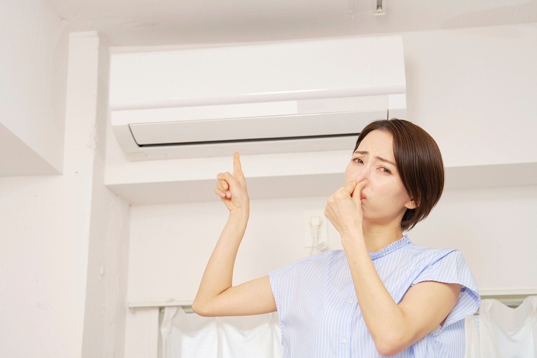 エアコンが臭い原因は？抑える方法や掃除方法などの予防策を紹介