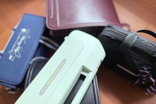 ランドセルや絵の具セットなど学用品の山