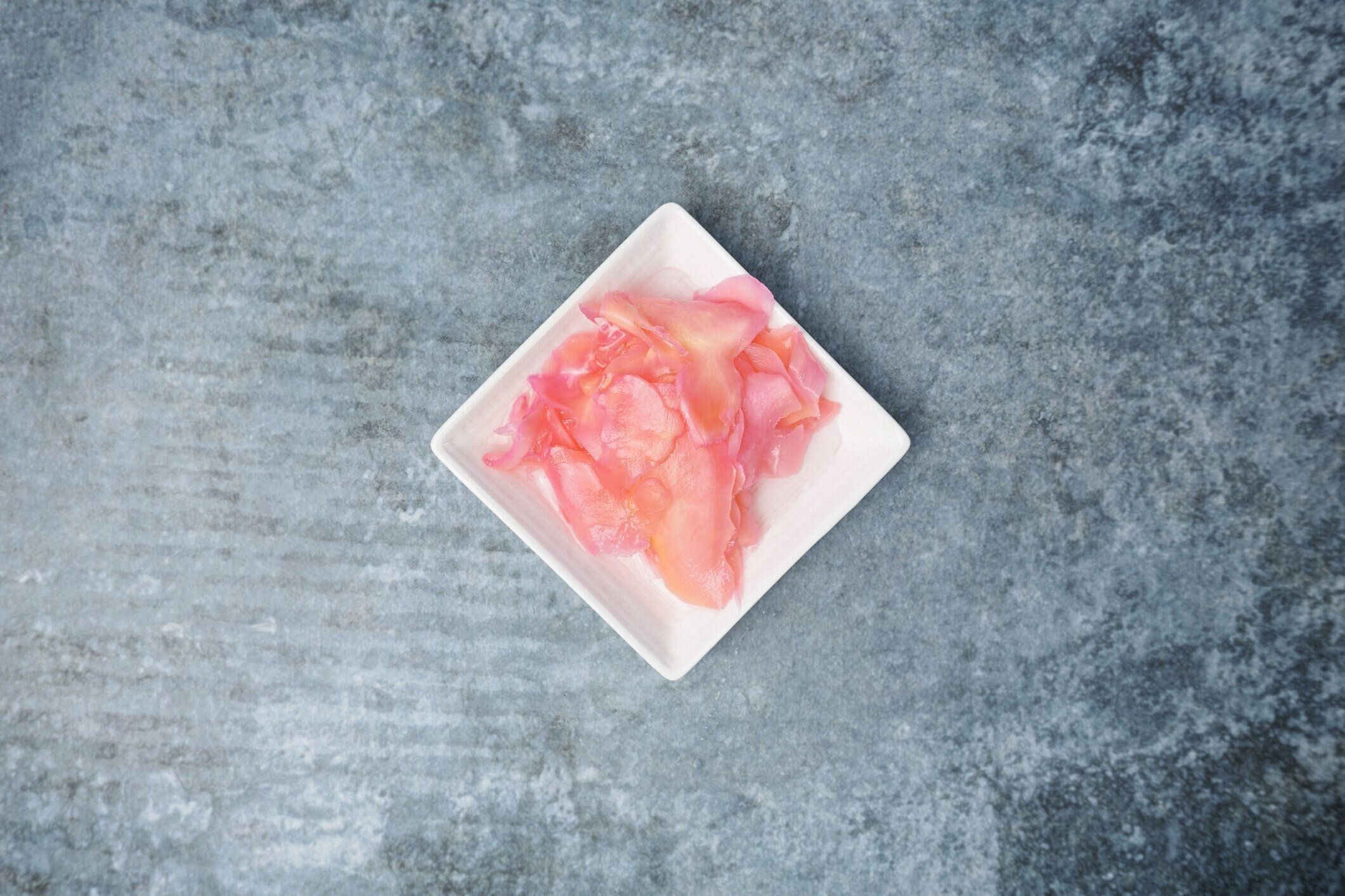 トップビューピンクスライス漬け生姜。