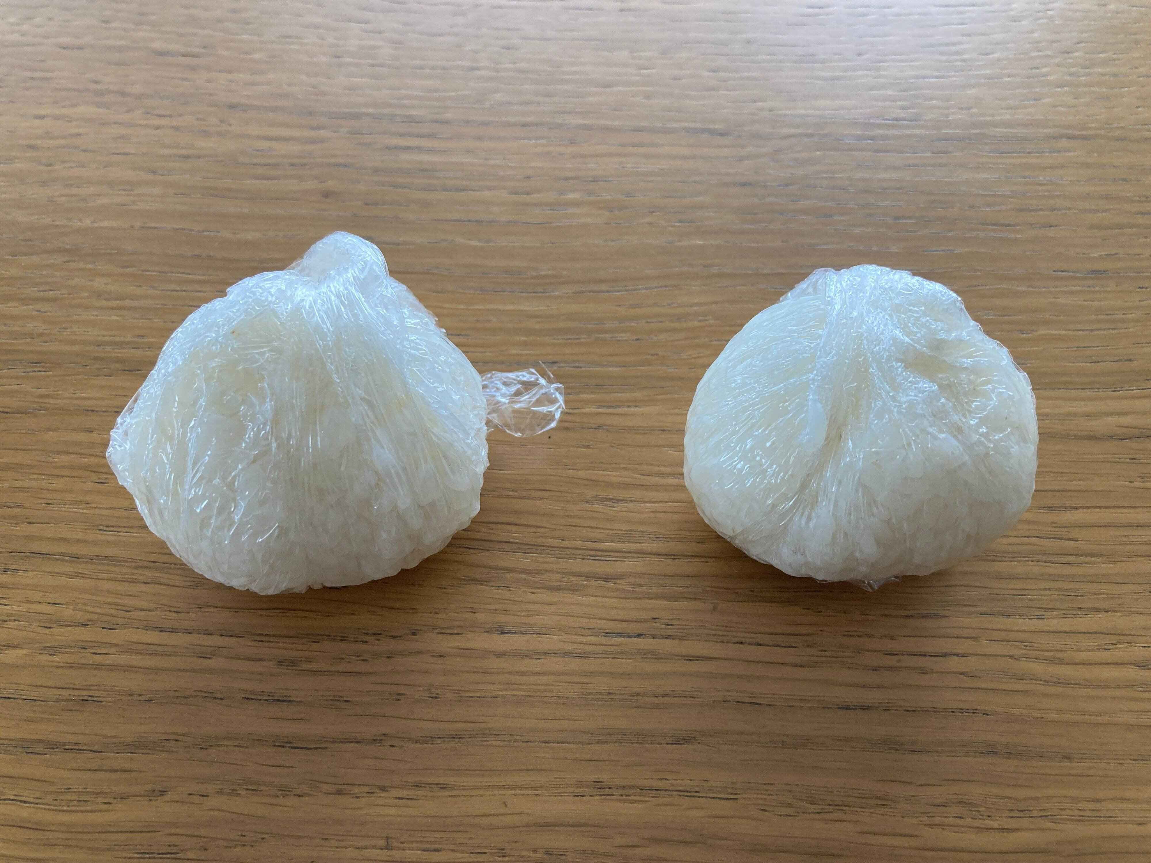 普通の塩とろく助塩で握った塩おむすび