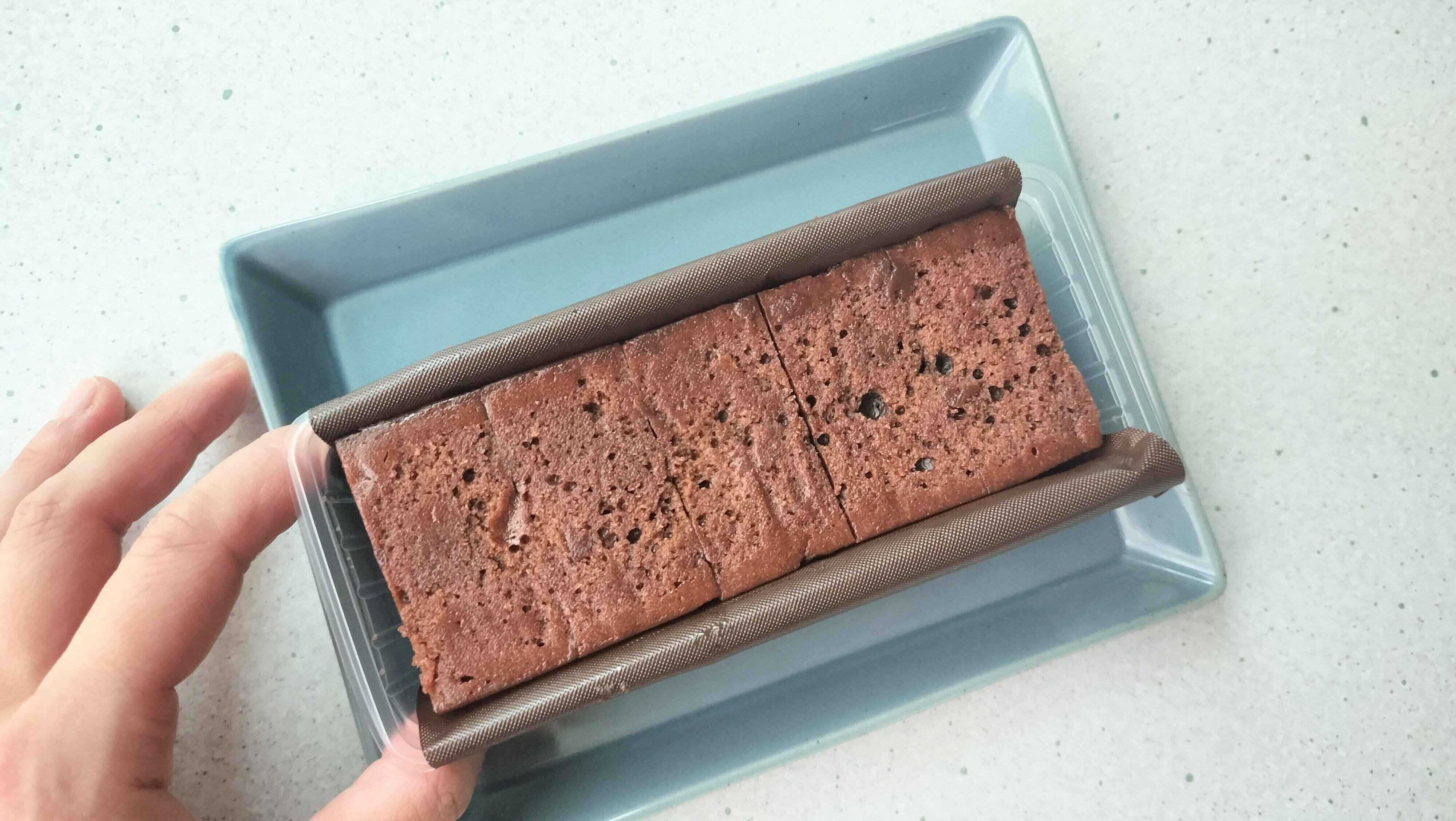 チョコバナナケーキは切れ目入り