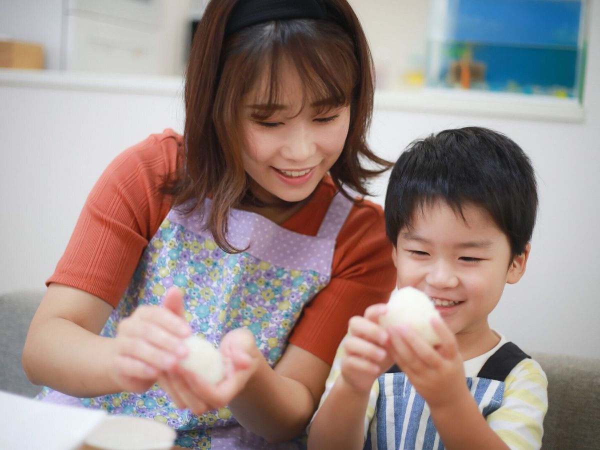 おにぎりを持つ親子
