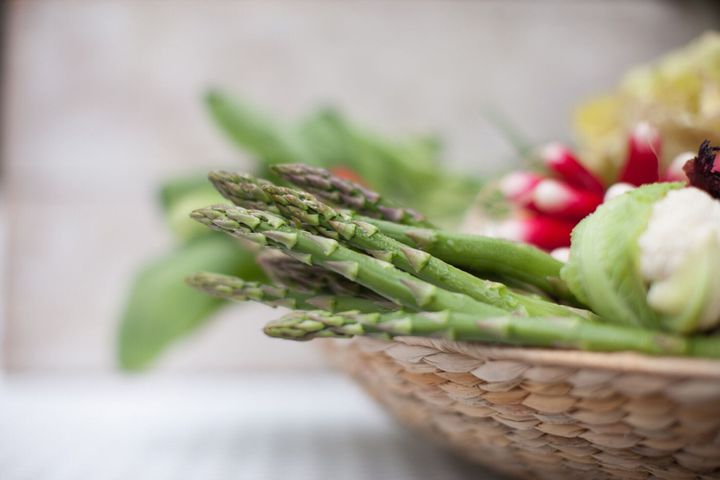 アスパラガスの野菜を詰めたバスケット