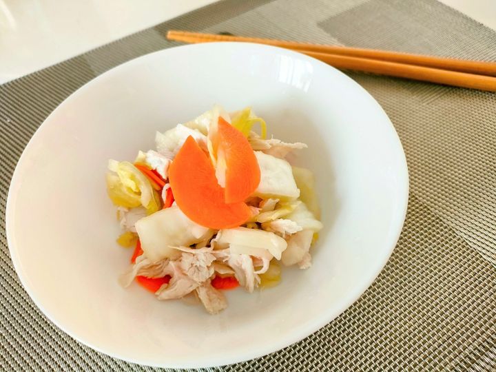 水キムチと鶏肉のサラダ