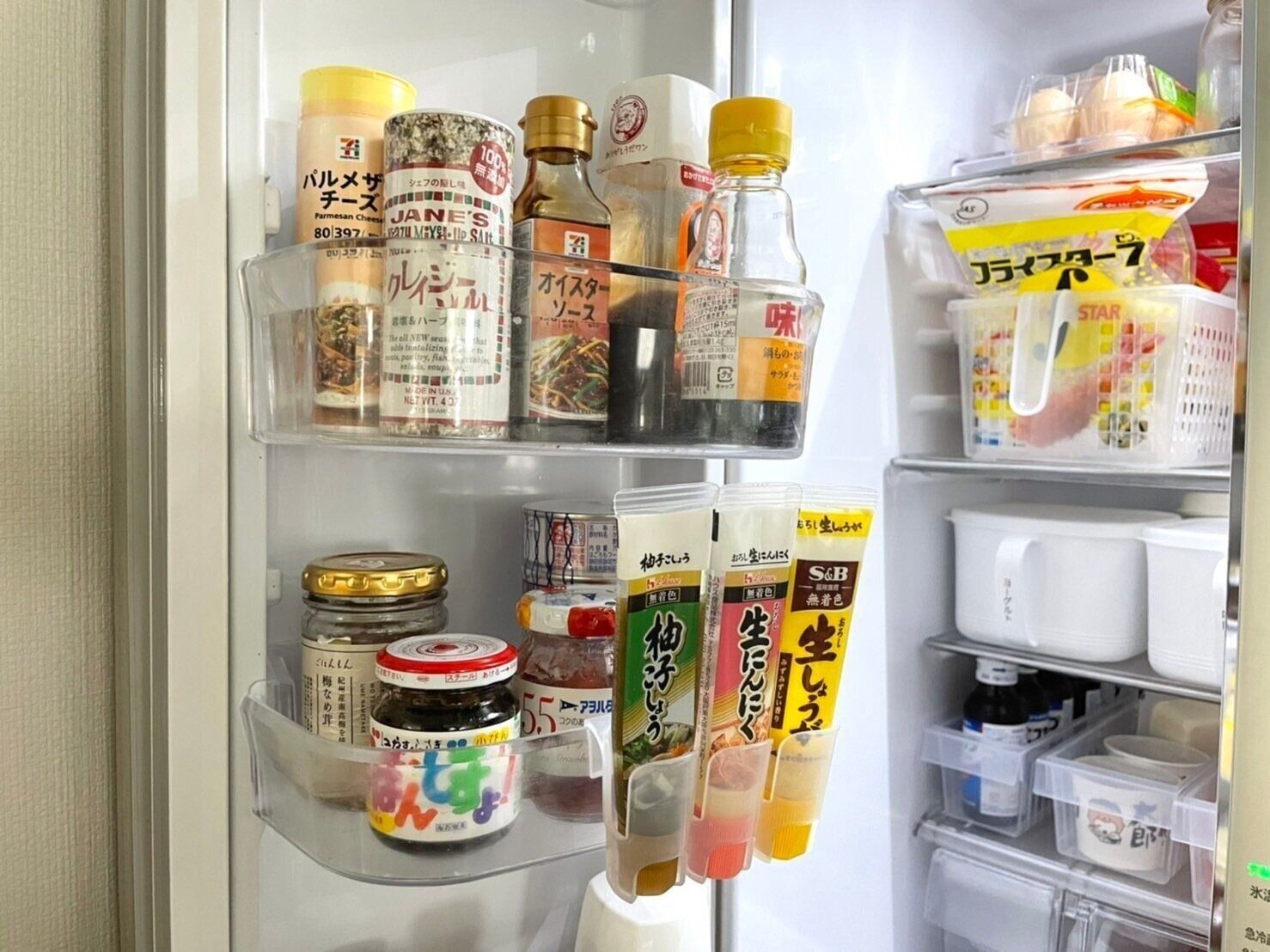 上段ポケットには使用頻度が低い食材（賞味期限が長くもつもの）、中段ポケットには使用頻度が高い食材（なるべく早く使い切りたいもの）