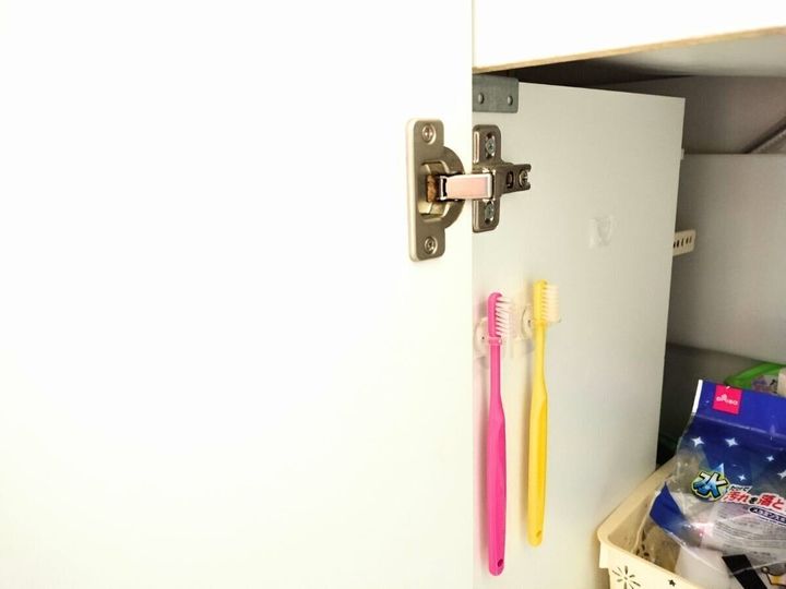 洗面所下に掛けられた歯ブラシ