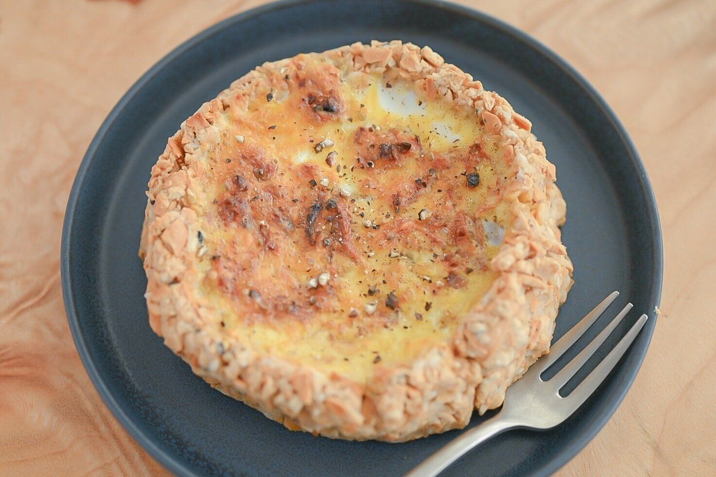 青い皿に盛られた乾パンタルト