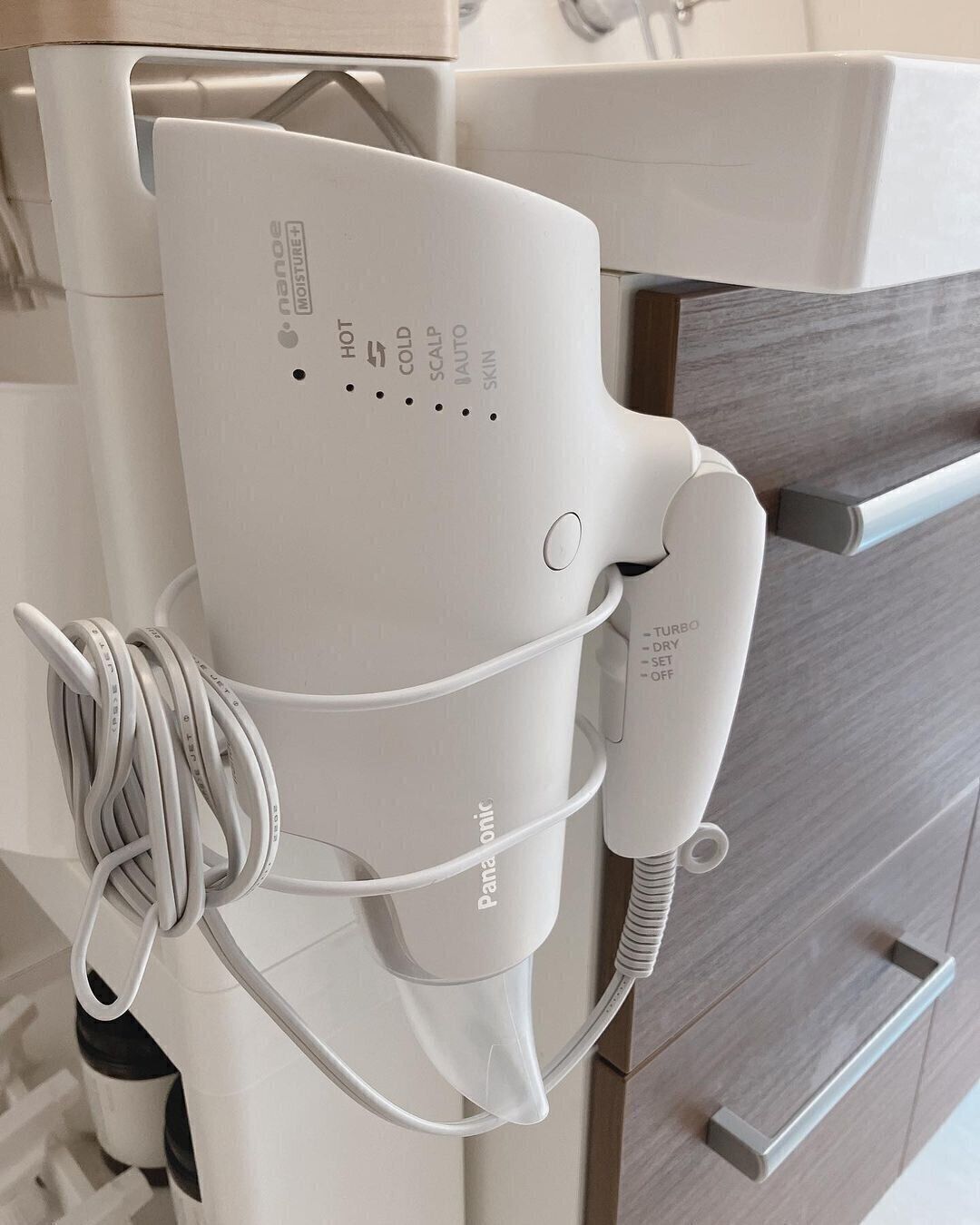 セリアのアイテムで浮かせる収納を