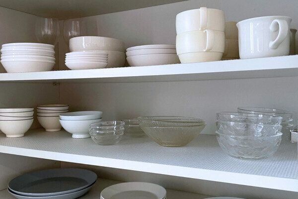 カラフルな食器がない食器棚