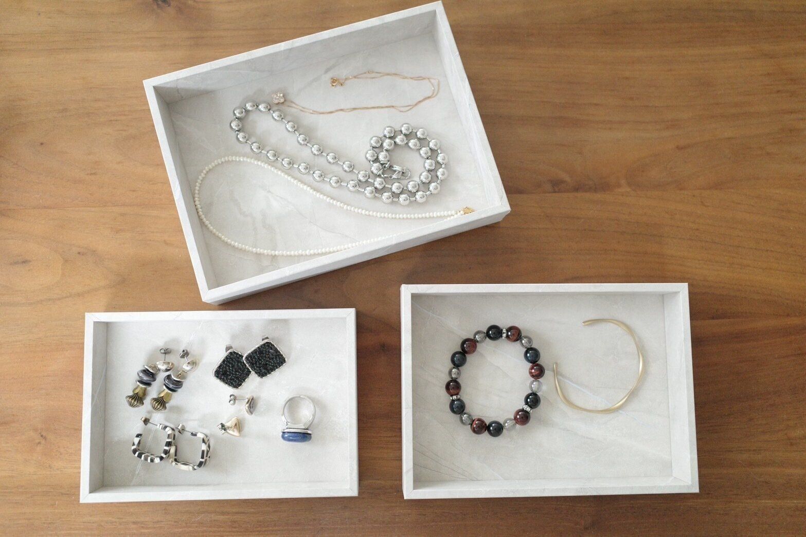 【セリア】ストーン調のウッドトレーでおしゃれに飾る収納術