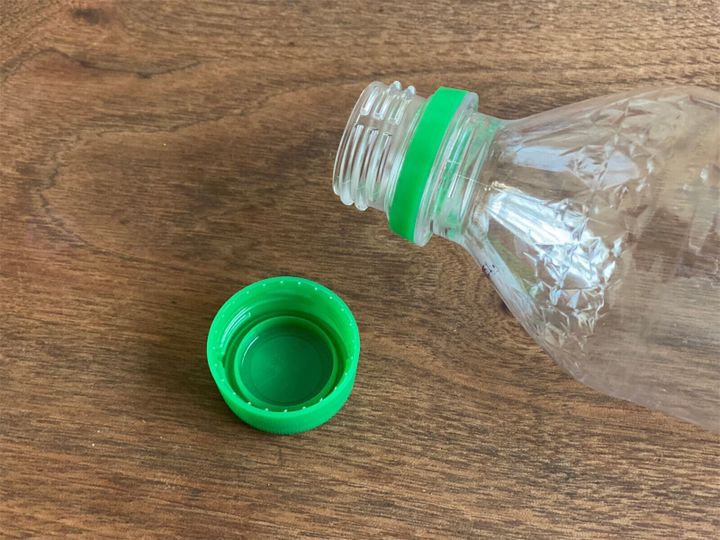 ペットボトルのフタで大さじ 小さじが計れる 計量スプーン カップの代わりになるものは サンキュ ペットボトルのフタで大さじ 小さじが計れる 計量スプーン カップの代わりになるものは サンキュ