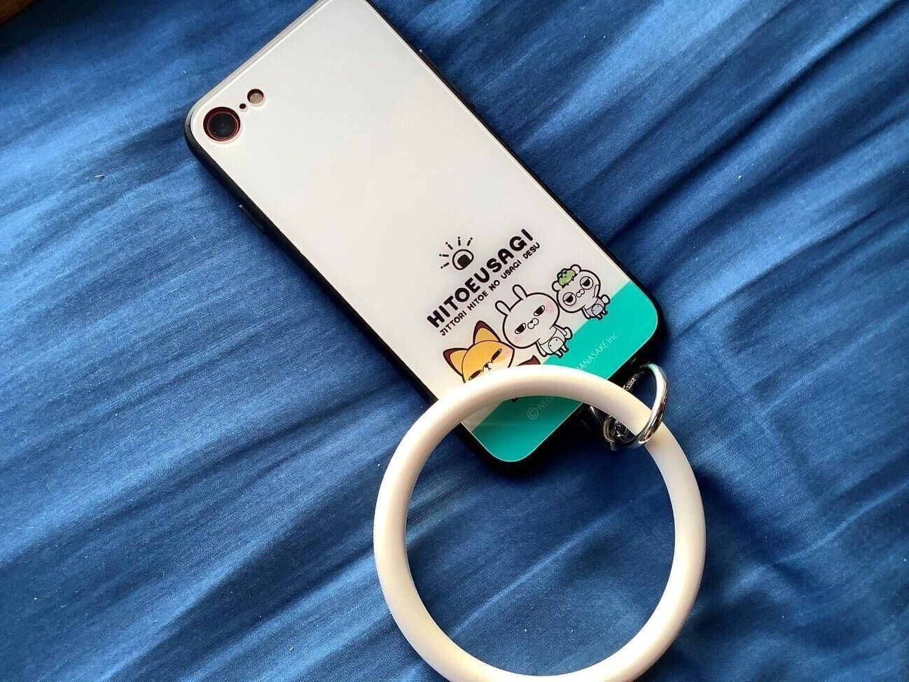 【ダイソー】ショルダーのつぎはリストの時代が来る!?スマホの落下防止アイテムに決定版が登場