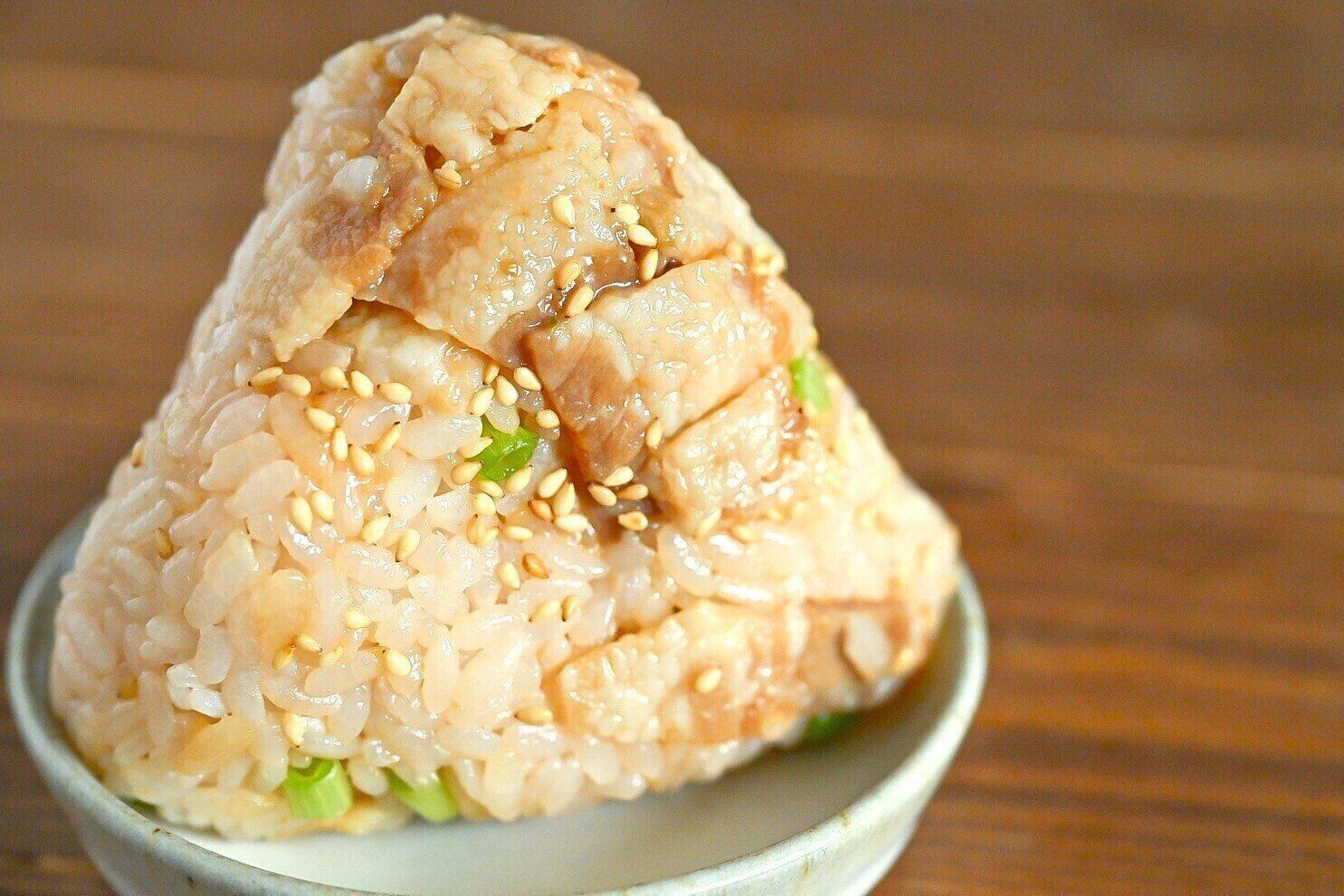 バカッタレ丼のたれで焼いた豚肉のおにぎり