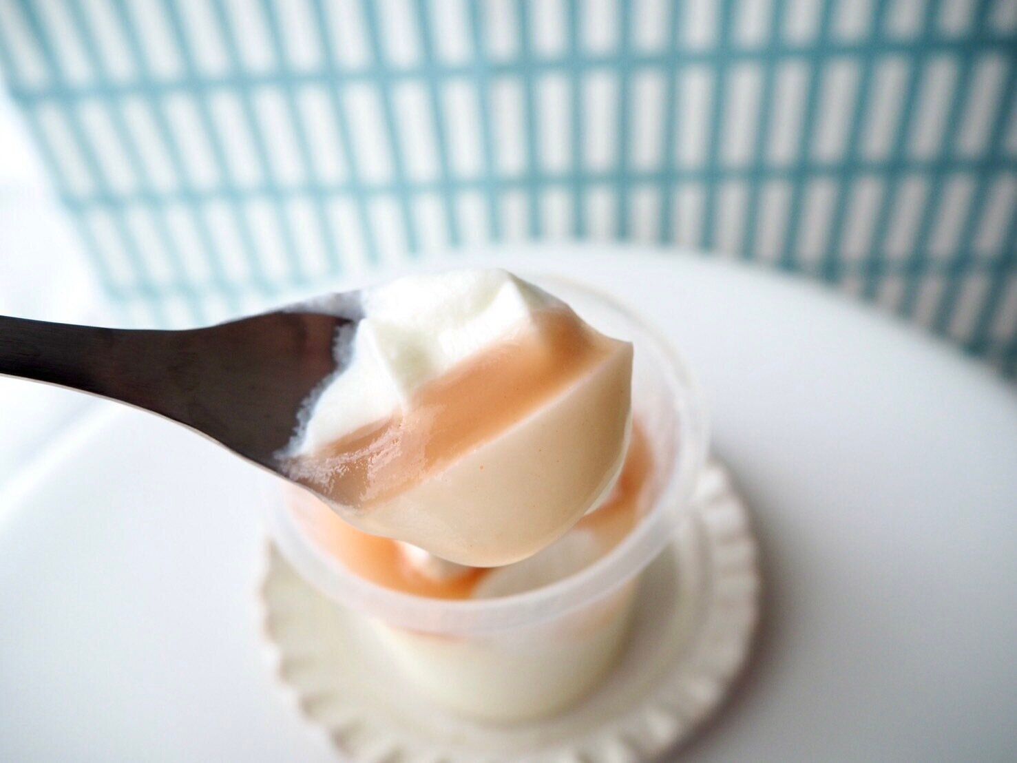 シャトレーゼ「山梨県産白桃杏仁豆腐」スプーンのせ写真