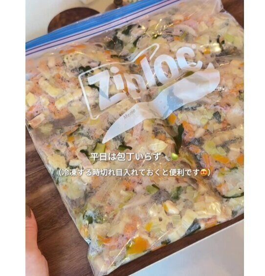 菜箸で切れ目を入れて冷凍庫へ