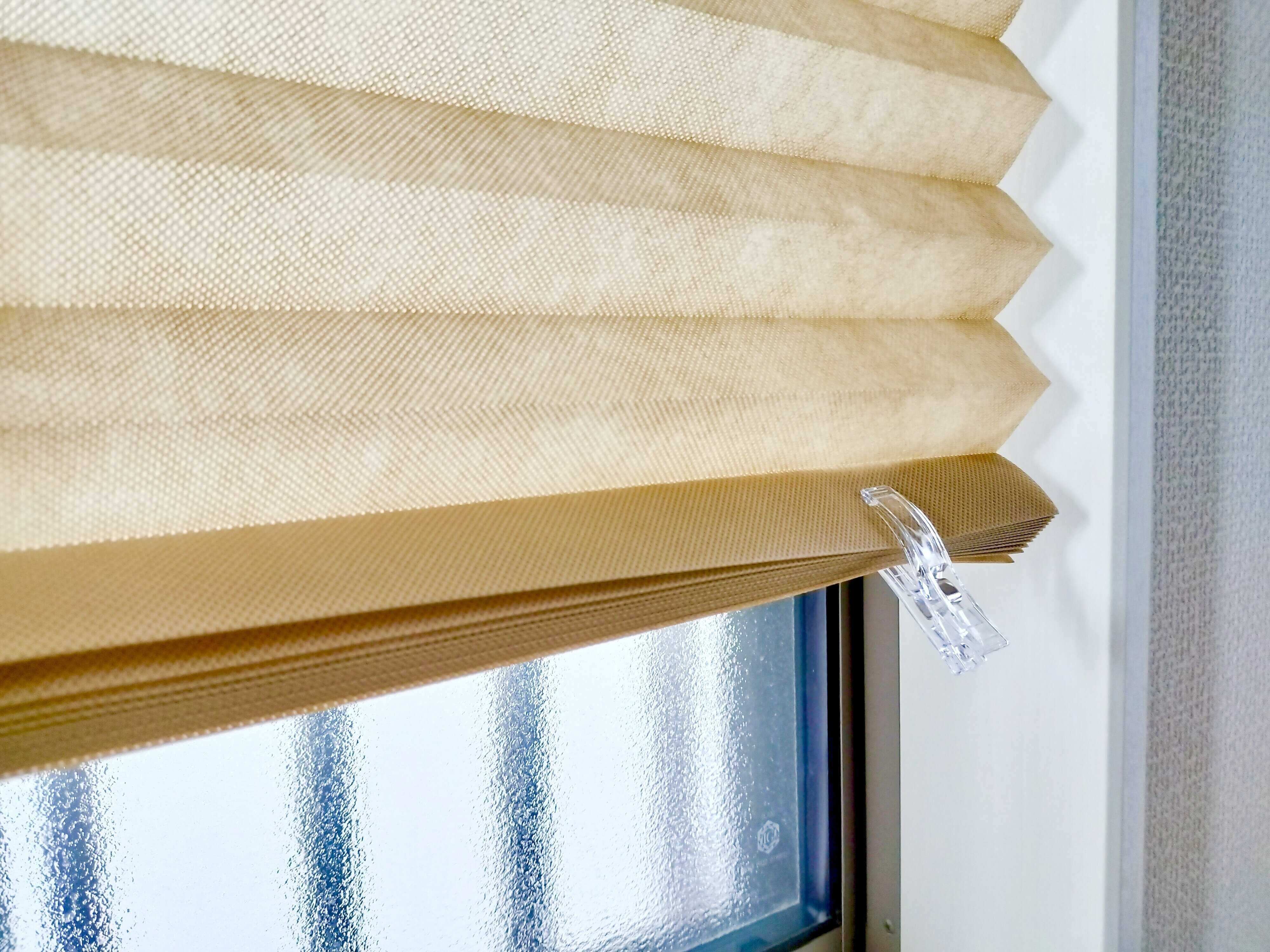 不織布ブラインドをクリップで留めたところ