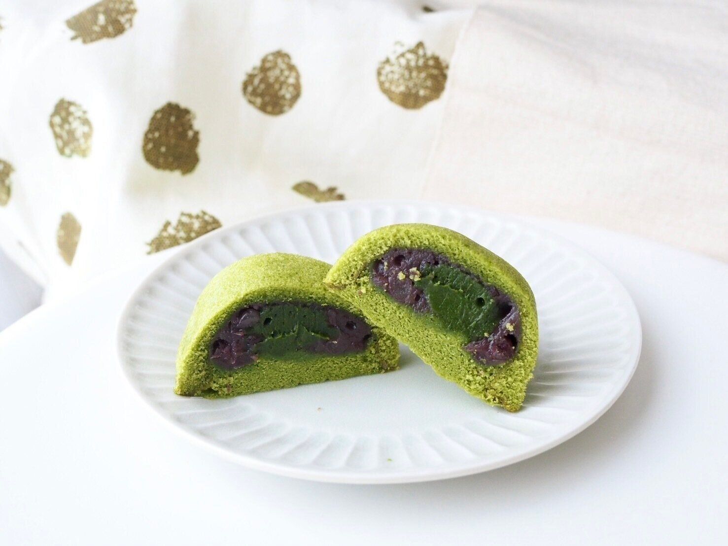 シャトレーゼ「ふんわりムーン　宇治抹茶あずき」断面写真