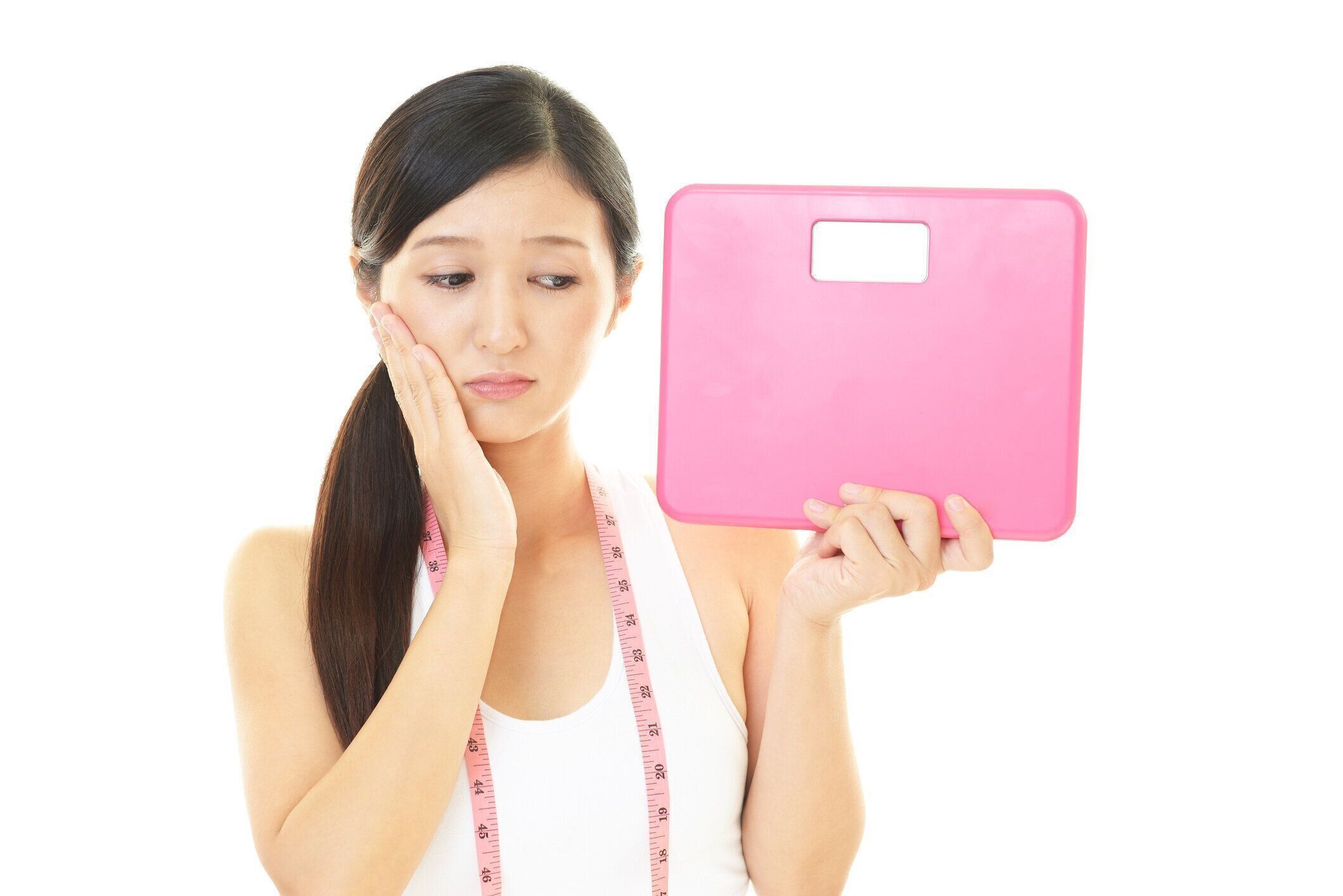 ダイエット中の若い女性