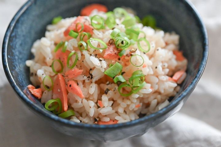 青い茶碗に入った鮭バター炊き込みごはん