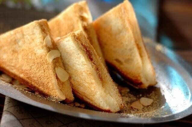 食パンを使った韓国風きな粉餅トースト（インジョルミトースト）