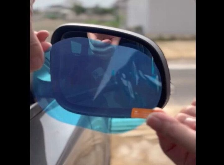 【セリア】雨の日でもよく見える!車用曇り止めフィルム