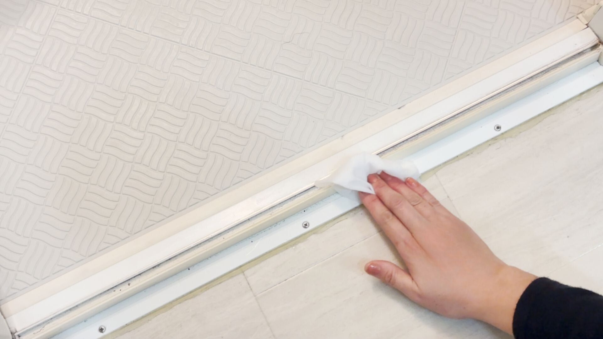 アルコール除菌シートで拭く