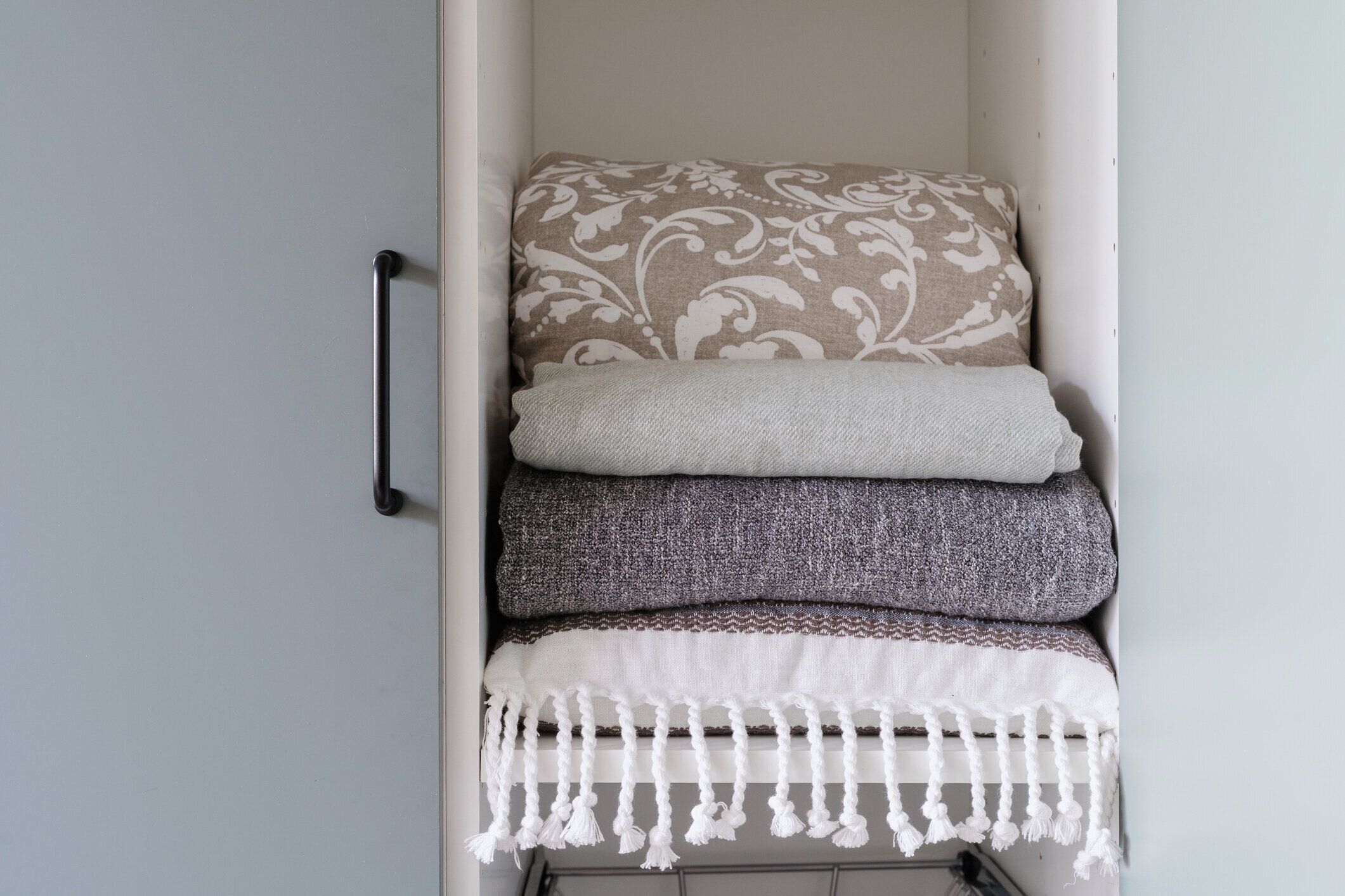 寝室のワードローブに寝具を保管するクローズアップ