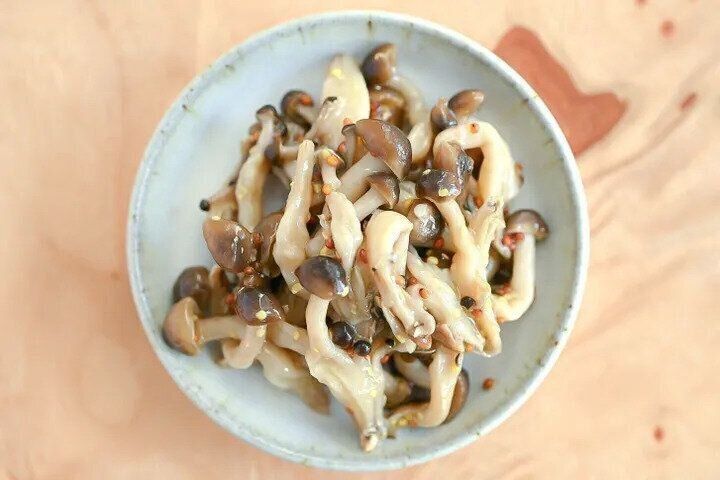 皿に盛られたしめじの粒マスタード和え