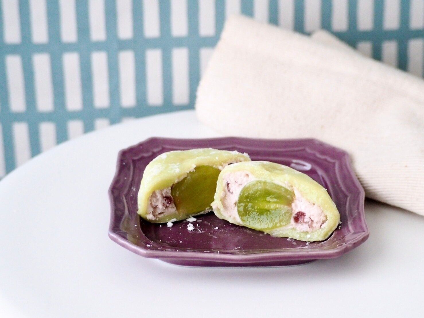 シャトレーゼ「山梨県産シャインマスカットのぶどう大福ホイップクリーム入り」断面写真