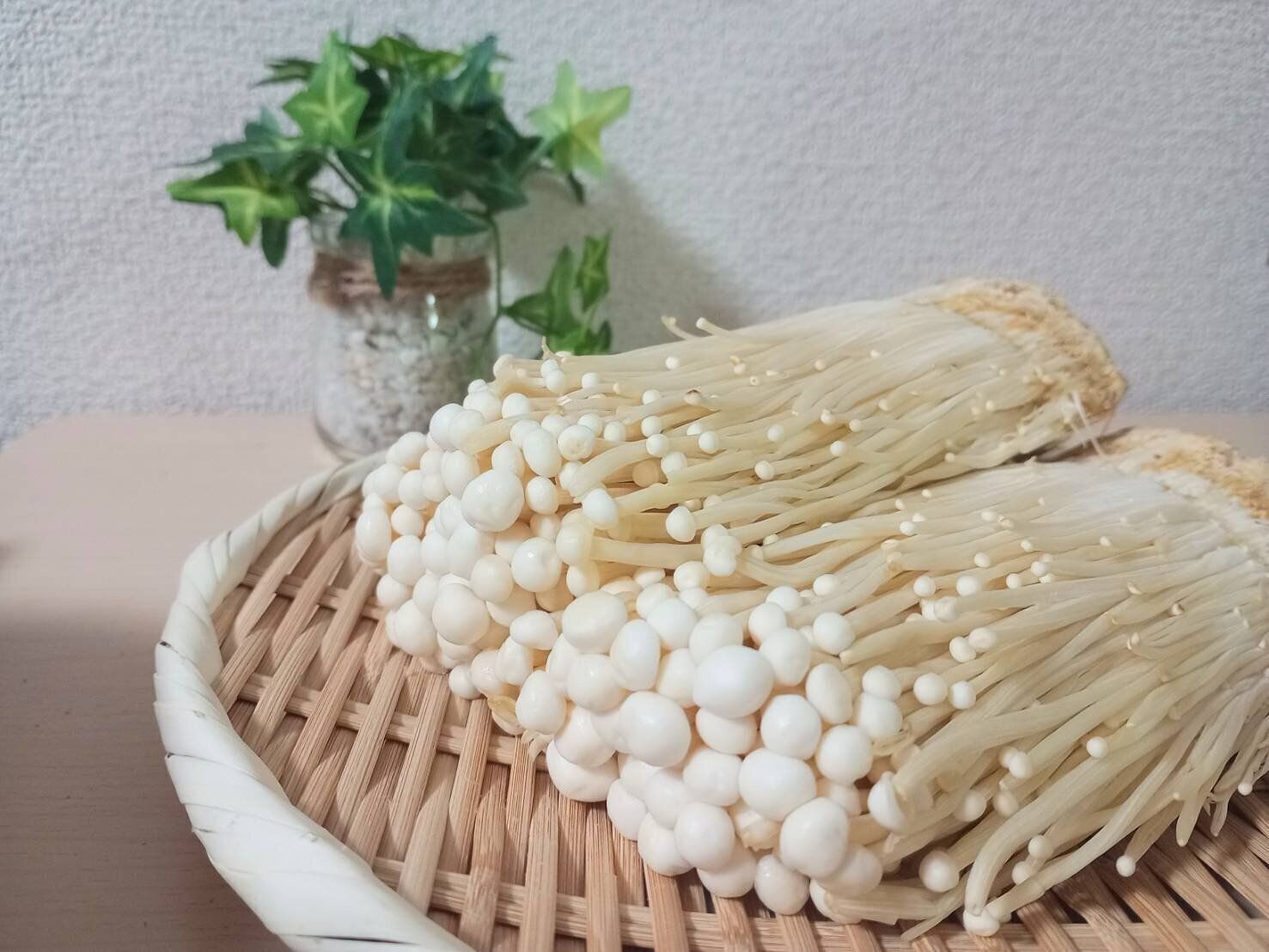 ザルに盛られたえのき茸