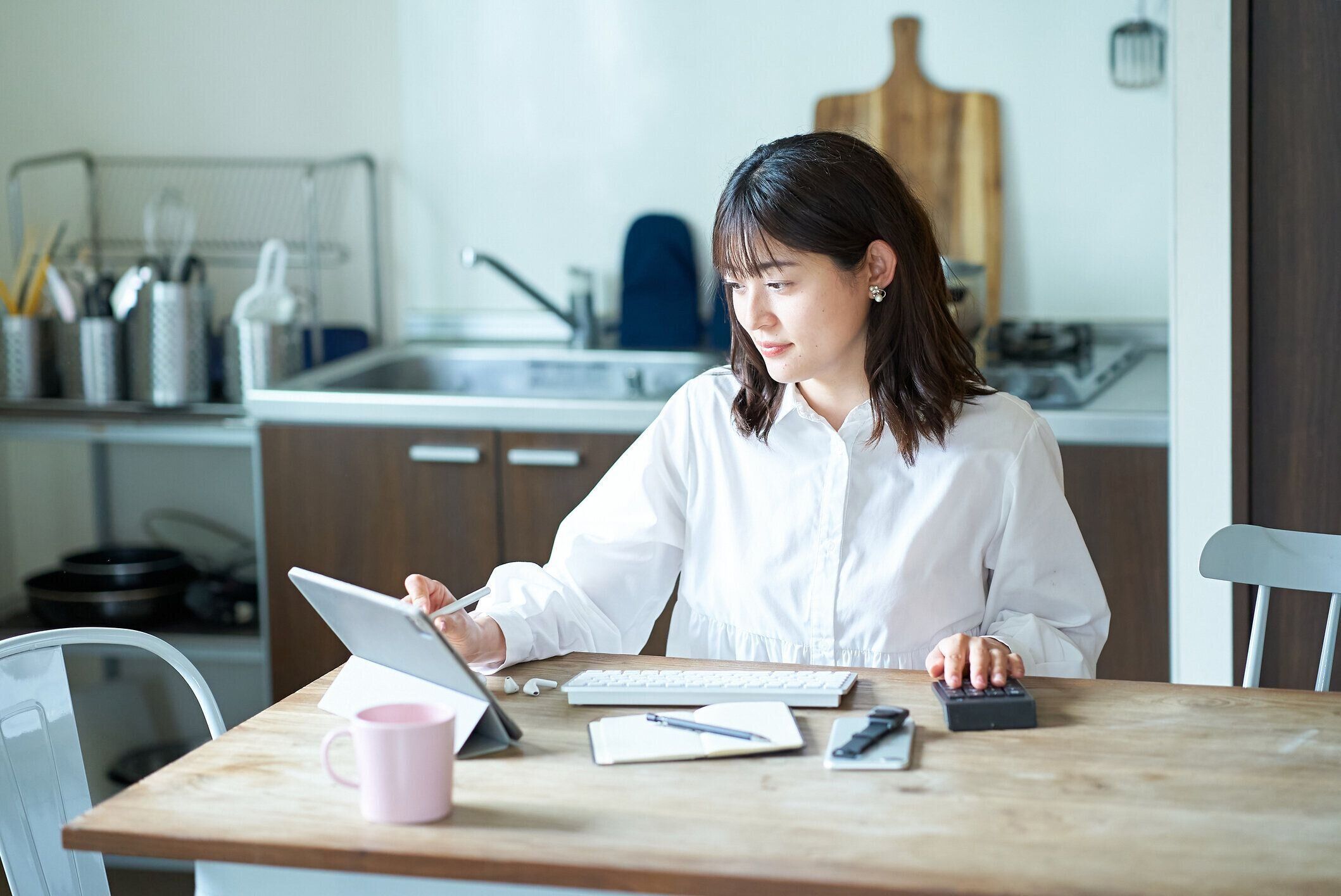 自分の部屋で働く女性
