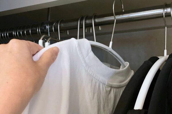 クローゼットを整理して自分の持ち物と向き合うイメージ