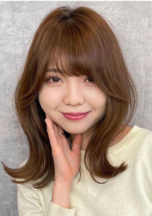 丸顔さんにおすすめ！韓国風くびれセミロング