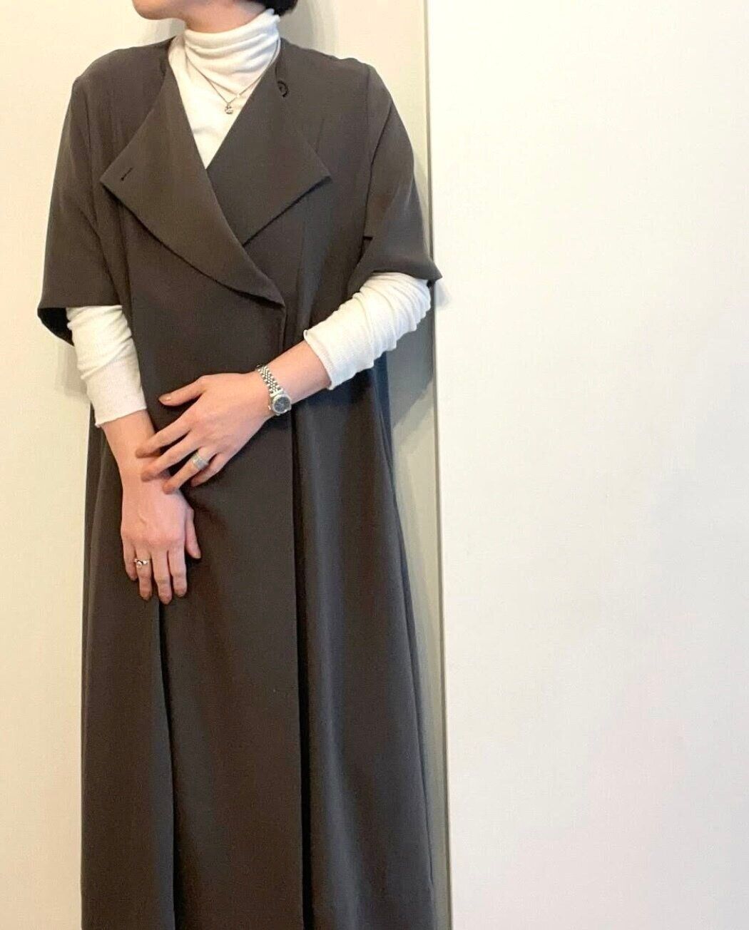 カーキのワンピースに白いタートルネック