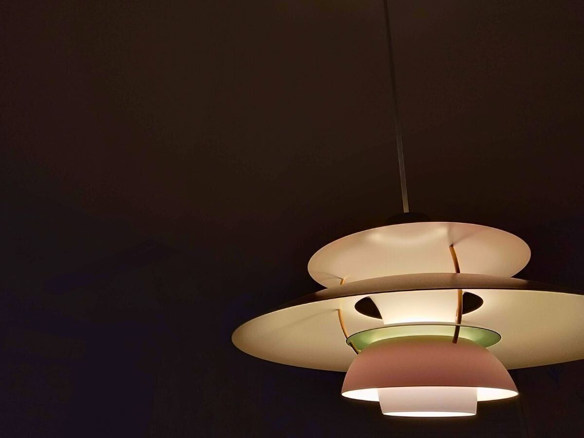 暗闇で光るダイニングテーブルの明かり