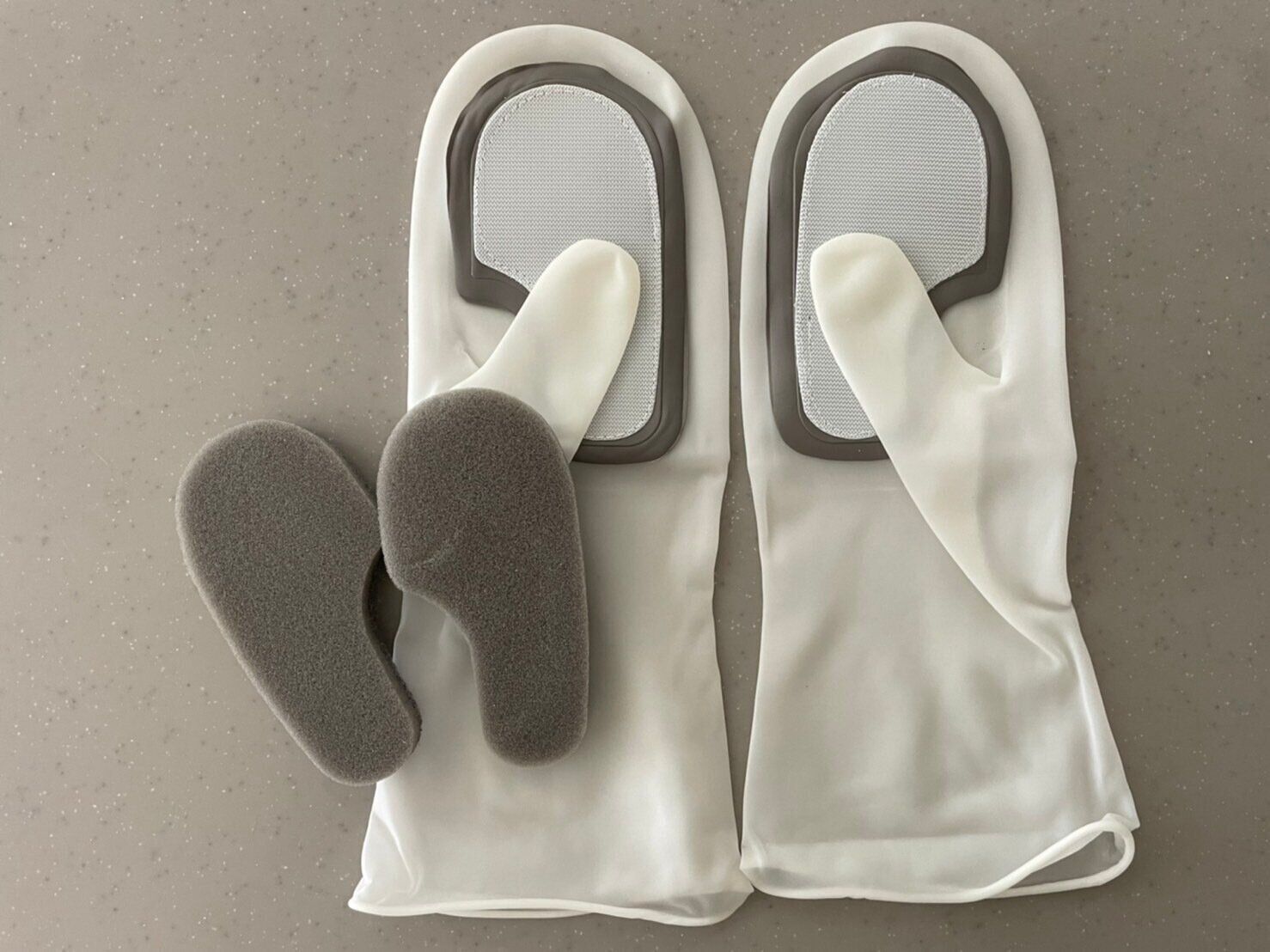 【ダイソー】「考えた人天才！」冬場の水仕事に欠かせないゴム手袋がキッチングッズと合体しちゃった