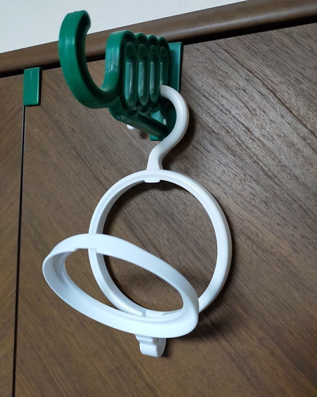 100均の帽子ハンガーですっきり収納！