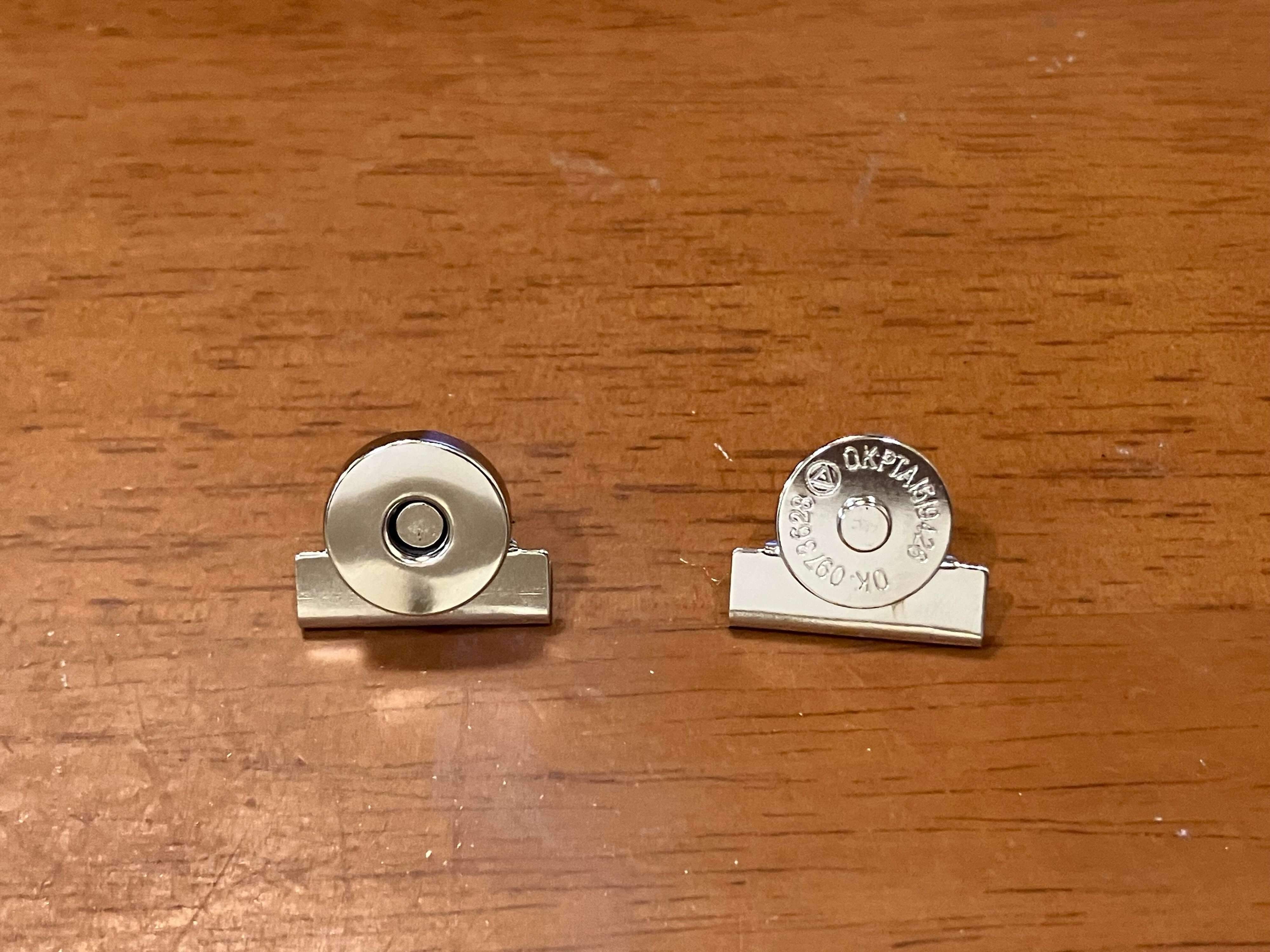 「マグネットホック ヘリ留めタイプ」のパーツ