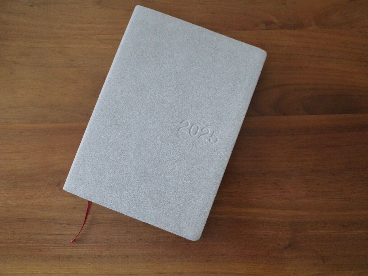 スエード調と色合いがかわいすぎる!無印良品の2025年のスケジュール帳は持てば気分が上がること間違いなし
