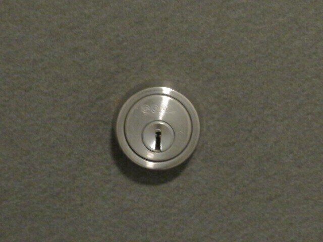 見落としがちな玄関汚れ1：ドアの出っぱり部分