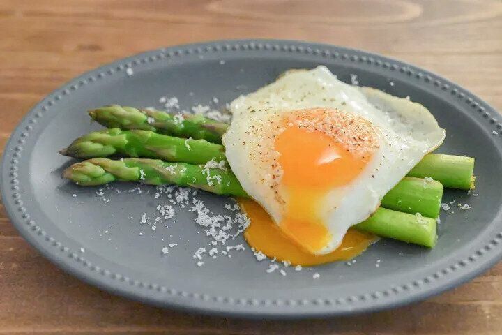 黄身がソース！アスパラガスの目玉焼きのせ